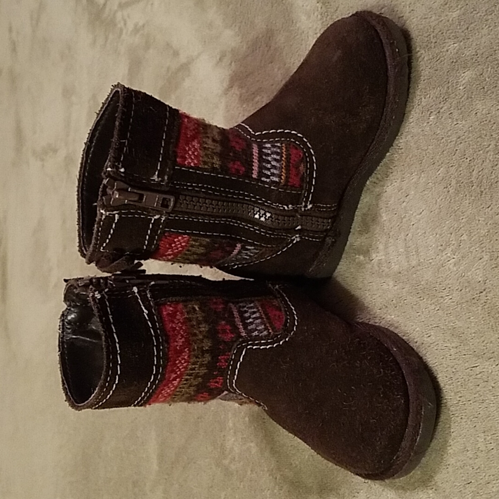 Cherokee kids/toddler 6 brown suede w/ fuschia & pink pattern w/ inside zippers